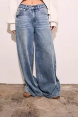 Pantalón de jean celeste de corte wide leg y tiro medio.