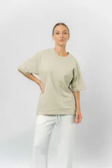 Remerón de algodón color beige, con diseño oversize, cuello redondo, mangas cortas amplias y hombros caídos.
