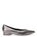 Zapatos de mujer Bottero con punta fina y taco bajo cuadrado. Presentan un acabado texturizado metalizado en tono plateado.