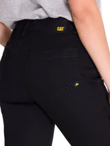 Pantalón de jean negro de corte ajustado, con diseño clásico de cinco bolsillos, cierre frontal con cremallera y botón metálico.