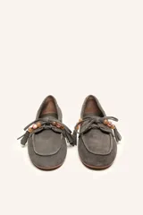 Mocasín estilo náutico de gamuza marrón, con cordones de cuero, borla decorativa y cuentas de colores en el empeine.