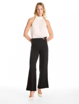 Pantalón wide leg de tiro alto con caída recta y fluida. Presenta una pretina extendida que se ajusta en el lateral con una hebilla metálica integrada. Incluye costuras verticales frontales que recorren toda la pierna y cierre frontal con gancho interno.