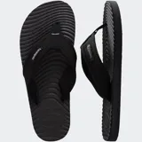 Ojotas Havaianas Surfer Coast de color negro, con tiras de tela texturizada y suela con diseño ondulado.