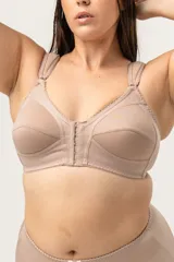 Soutien reductor clásico reforzado prendido adelante, sin aro. Breteles anchos acolchados regulables. Ganchos reforzados. Confeccionado con tela que contiene fibra LYCRA
