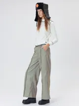 Pantalón sastrero de tiro medio, pierna ancha y corte recto, color bordó con finas rayas verticales y detalles de vivos a contratono en la pretina y el frente.