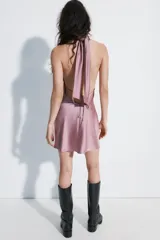 Vestido corto de satén color gris oscuro, con cuello halter y espalda descubierta.