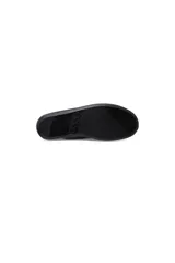 Zapatillas de cuero negro con cordones, caña media y suela plana.