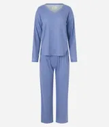Pijama largo de dos piezas color celeste con lunares blancos. La parte superior es una blusa de manga larga con escote en V, y la parte inferior es un pantalón con cintura elástica.