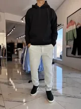 Pantalón jogging de corte recto, color gris melange, con bolsillos laterales y cintura elástica.