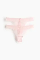 Pack de dos bombachas colaless de encaje color rosa pálido con moño decorativo.