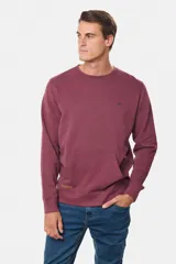 Buzo de felpa color borgoña con cuello redondo, manga larga, bolsillo tipo canguro y logo bordado en el pecho.