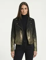 Chaqueta de símil gamuza marca Ruby Rd en color negro con un llamativo efecto degradé metalizado en tono dorado. Presenta un diseño tipo biker con cierre frontal asimétrico, solapas con broches a presión y bolsillos laterales con cierre.