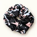 Colita de pelo estampada con diseño fruncido, ideal para recoger el cabello o usar como accesorio en la muñeca.
