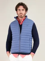 Chaleco acolchado de hombre color celeste, confeccionado en nylon reciclado con diseño matelasse, cuello alto y cierre frontal de cremallera.