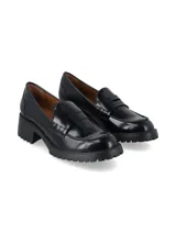 Mocasín negro de cuero con plataforma track, taco ancho y detalle de antifaz en el empeine.