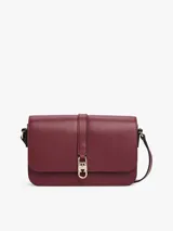 Cartera de hombro de cuero sintético color borgoña, con solapa frontal y cierre metálico con monograma TH. Posee correa ajustable y detalles metálicos dorados.