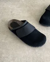 Sueco marrón de cuero vacuno con plantilla anatómica y empeine regulable.