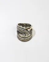 Anillo plateado de plata 925 con apliques de oro y circonitas azules y blancas.