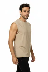 Musculosa negra de algodón, corte holgado y cuello redondo a la base con sisas anchas.