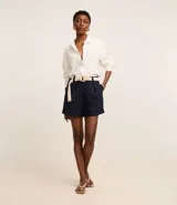 Short azul marino de cintura alta con cinturón de rafia y bolsillos laterales.