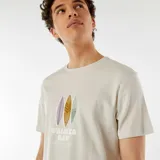 Remera color crudo de corte recto y mangas cortas. Estampado frontal con tres tablas de surf y texto "Waimea Bay".