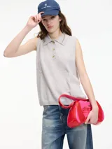 Chaleco color beige de cashmere con cuello polo y botones.