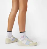 Zapatillas deportivas Chiara Ferragni de cuero blanco con detalles en celeste y rosa. Presentan el logo de la marca en el lateral y cordones blancos.