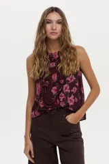 Musculosa estampada de color bordó con diseño floreado y escote redondo, confeccionada en mezcla de algodón y seda.