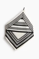 Top de un hombro en satén con diseño asimétrico y efecto pañuelo, con patrón geométrico a rayas en blanco y negro.