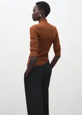 Jersey de punto acanalado color marrón tostado, de cuello alto y manga larga, con ajuste ceñido al cuerpo.