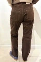 Pantalón de cuero ovino italiano, de corte recto y tiro medio, con cierre frontal y bolsillos laterales.