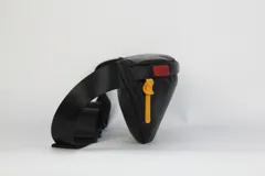 Riñonera negra de nylon con diseño minimalista, cuenta con un parche rojo con el logo de Miami Heat y un tirador de cierre en color naranja. Posee correa regulable y cierre principal.