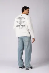 Buzo de cuello redondo y manga larga, confeccionado en tejido de punto acanalado de color negro. Presenta un diseño minimalista con un pequeño logo estampado en el pecho y un corte relajado.