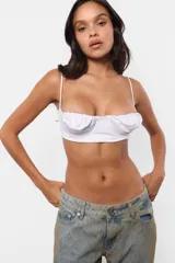 Top tipo bralette blanco de microfibra pesada, con escote balconette y frunce en la parte superior de las copas. Las copas están forradas con paso de aro interno y tiene breteles regulables embutidos.