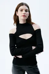 Top tejido de rib negro con aberturas en pecho y hombros, cuello alto, mangas largas y calce al cuerpo.