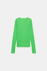 Jersey de punto fino con diseño color block en tonos rojo, bordó y blanco. Presenta cuello redondo y manga larga.