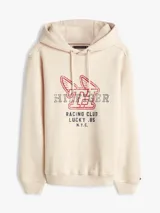 Buzo canguro Tommy Hilfiger de color blanco, con capucha ajustable por cordones y diseño gráfico deportivo en el pecho. Presenta un estilo urbano y relajado.