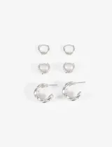 Set de tres pares de aros tipo argolla en color plateado, con diseño texturizado y diferentes tamaños.