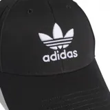 Gorro Adidas negro con logo bordado en blanco.