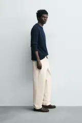 Pantalón de corte recto confeccionado en tejido compacto de algodón con estructura twill. Presenta cierre frontal con cremallera y botón, bolsillos laterales y bolsillos traseros de vivo con botón.