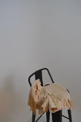 Short pollera color beige con flecos largos.