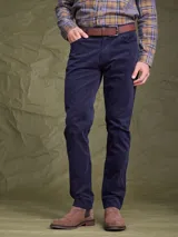 Pantalón de pana color azul marino, de corte recto y estilo clásico, con bolsillos laterales y traseros.