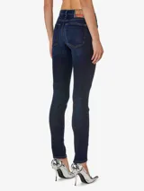 Pantalón de jean Diesel modelo 2015 Babhila, de corte skinny y tiro medio. Confeccionado en denim elástico de algodón reciclado, con lavado azul oscuro.