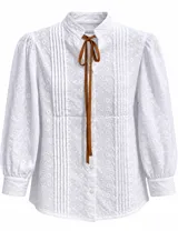 Blusa blanca de broderie con cuello mao, mangas largas abullonadas y cierre frontal con botones. Presenta un lazo marrón contrastante en el cuello.