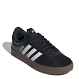 Championes Adidas modelo VL Court 3.0, de diseño urbano con parte superior en color negro y las icónicas tres tiras laterales en blanco. Presenta una suela vulcanizada de caucho en tono marrón oscuro y cierre mediante cordones.