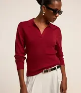 Blusa de punto color borgoña, con cuello polo y manga larga.