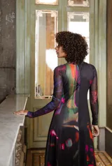 Vestido largo de jersey de licra con estampado abstracto en tonos fucsia, naranja, verde y negro. Diseño sin mangas con escote ojal en la espalda.