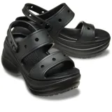 Sandalias de plataforma Crocs modelo Classic Bae, color hueso, con diseño de dos tiras, suela ultracontorneada con altura de cuña y tira trasera ajustable. Cuentan con perforaciones compatibles con Jibbitz.