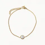 Pulsera dorada de cadena fina con dije circular de nácar.