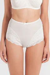 Bombacha faja de tiro alto color blanco, con detalle de puntilla combinada en los laterales.